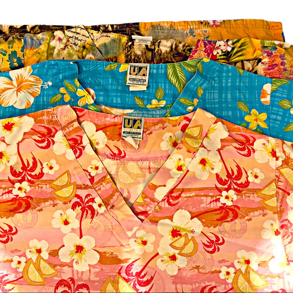 Hawaiian 🌺 themed 3pack scrub tops